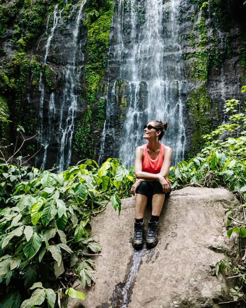 Deborah bij watervallen langs la Ruta de las Flores in El Salvador.