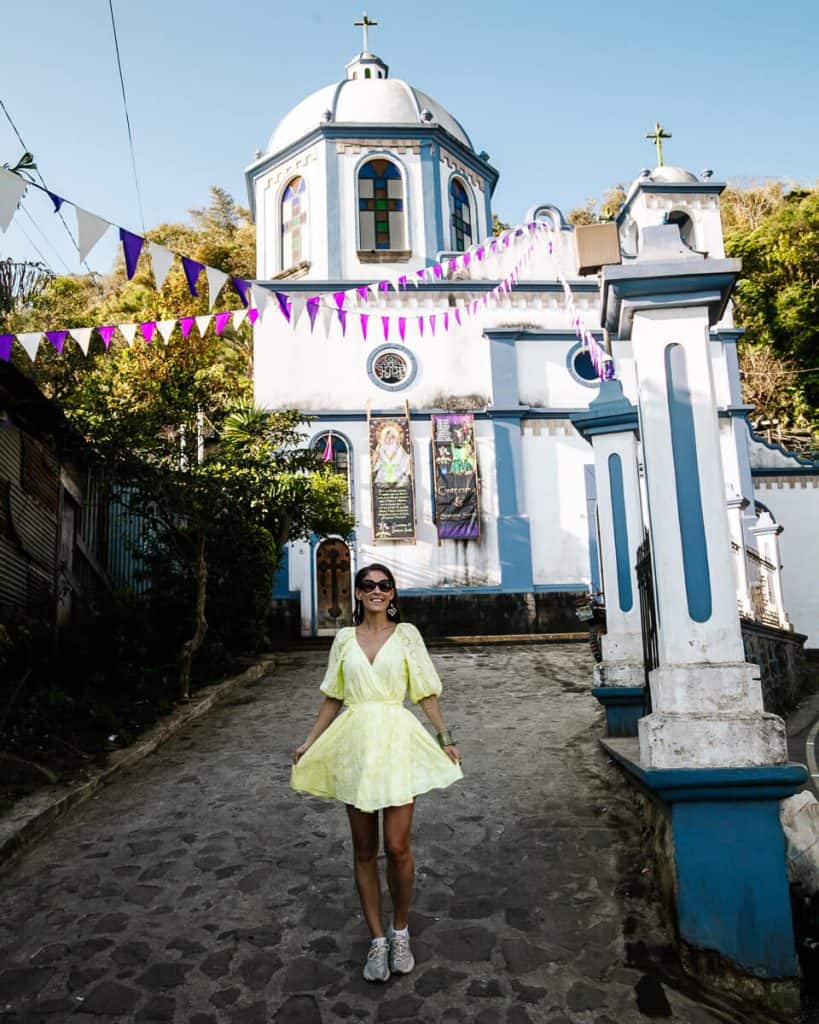 Deborah bij kerkje van Ataco, een van de leukste dorpjes van de Ruta de las Flores in El Salvador.