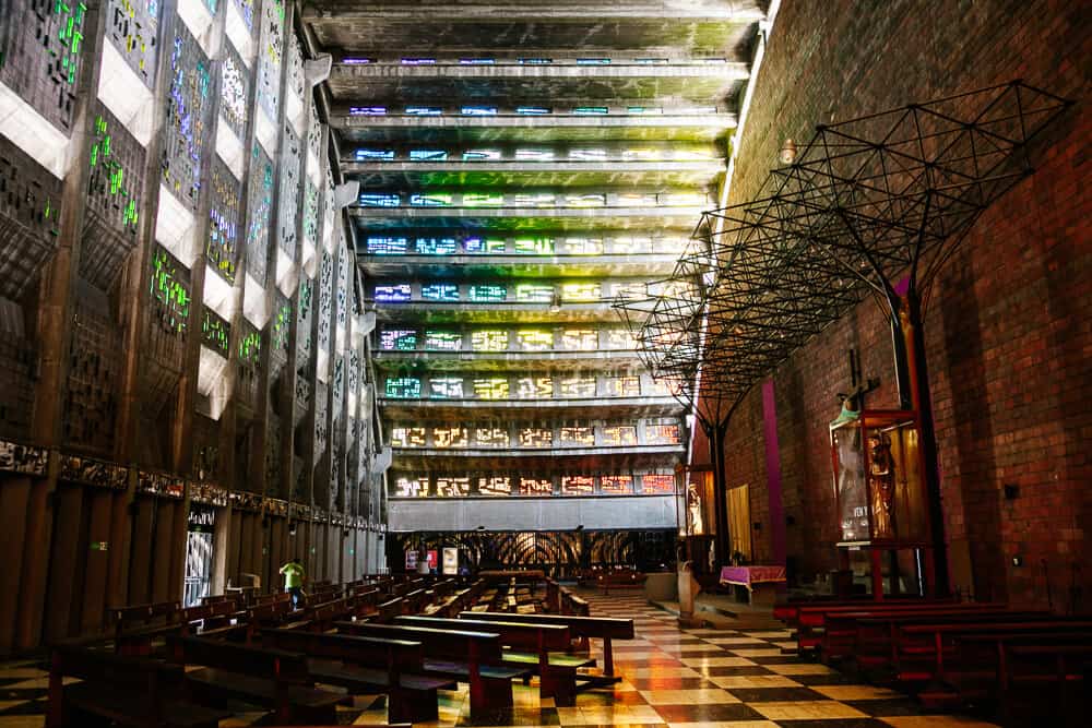 Overal in Centraal Amerika kom je kerken tegen. Maar de kerk Iglesia el Rosario in het centrum van San Salvador is een van de bezienswaardigheden die je niet mag missen vanwege haar bijzondere architectuur en stijl.