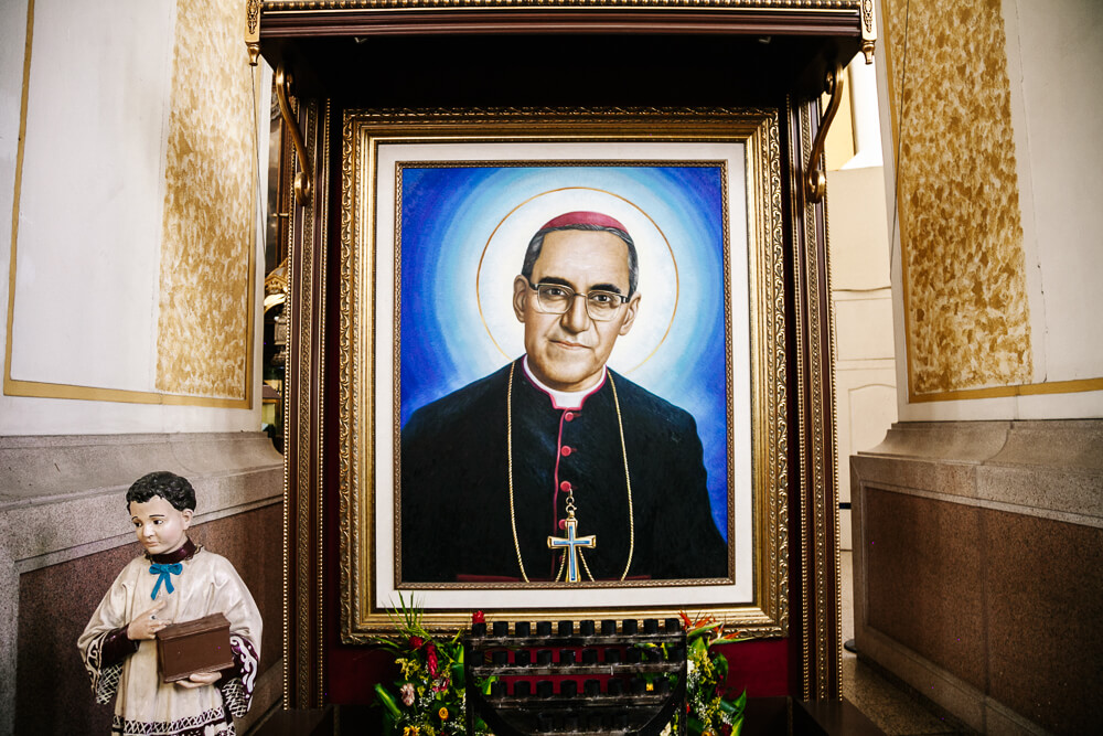 De kathedraal van San Salvador trotseert de Plaza Barrios. Interessant is het om binnen te lopen en een bezoek te brengen aan het graf van Óscar Romero.