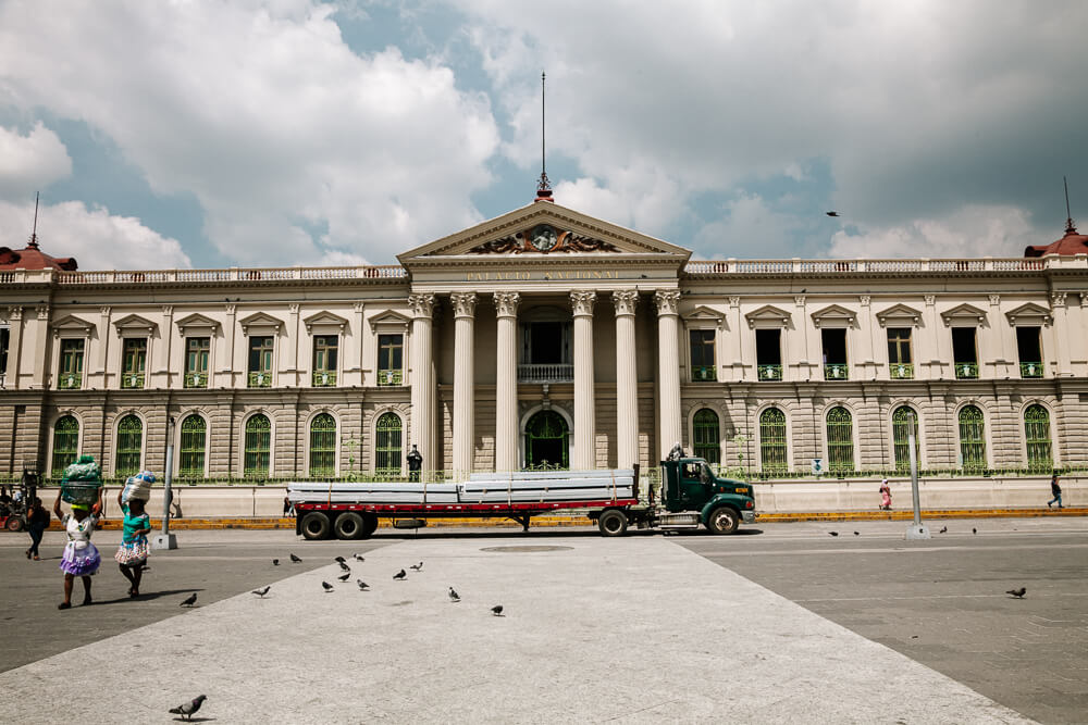 Het nationale paleis, een van de bezienswaardigheden in San Salvador.
