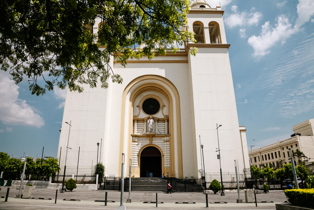 De kathedraal van San Salvador trotseert de Plaza Barrios. Interessant is het om binnen te lopen en een bezoek te brengen aan het graf van Óscar Romero. 