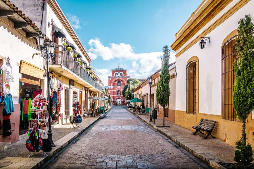 Real de Guadaloupe en de Andador Turistica zijn twee belangrijke straten in San Cristóbal de las Casas in Chiapas Mexico met veel winkeltjes, koffie tentjes, restaurants en Mexicaans lekkers.