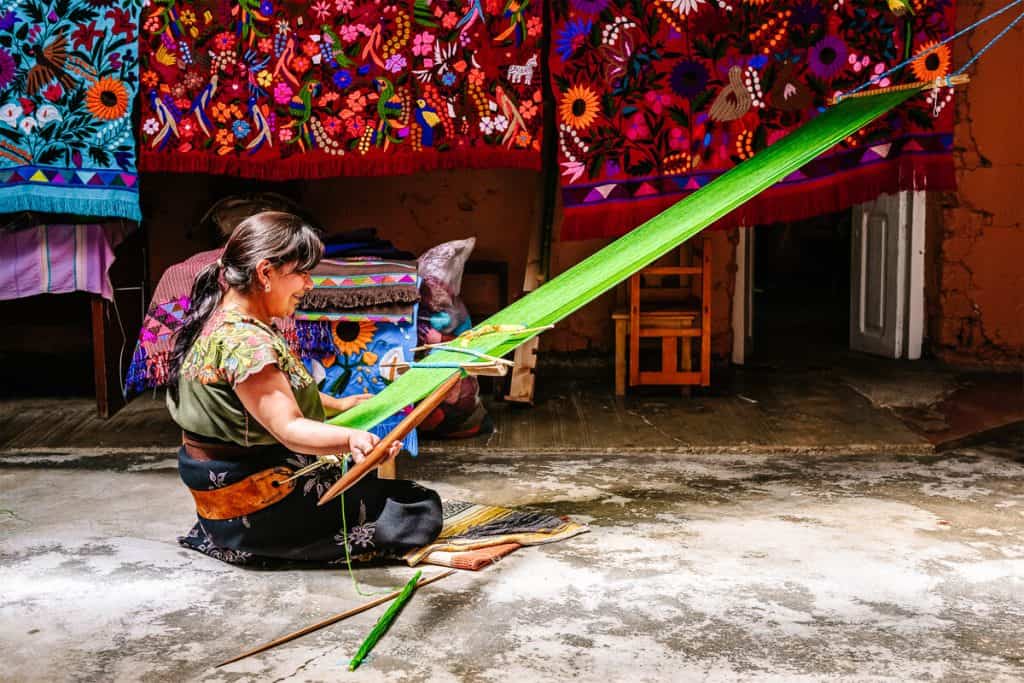 Zinacantán staat bekend om haar bloemen en handwerk. Leuk is het om de bloemenkerk en markt op het plein te bezoeken en natuurlijk om een kijkje te nemen bij een lokale familie en om meer te leren over hun manier van werken. 