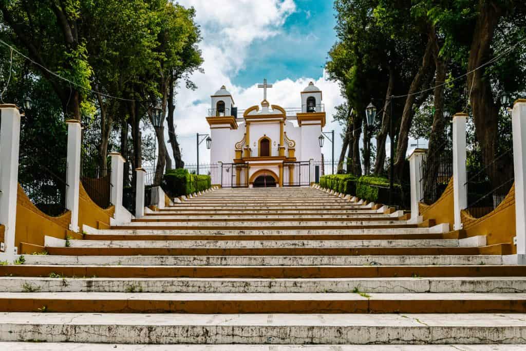 San Cristóbal de las Casas in Mexico heeft twee uitzichtpunten waar je een kort bezoek aan kunt brengen: Cerro de Guadalupe en Cerro San Cristóbal. Een lange trap leid je in beide gevallen naar boven, waar je een kerkje kunt bezoeken en uitzicht hebt over de omgeving. 