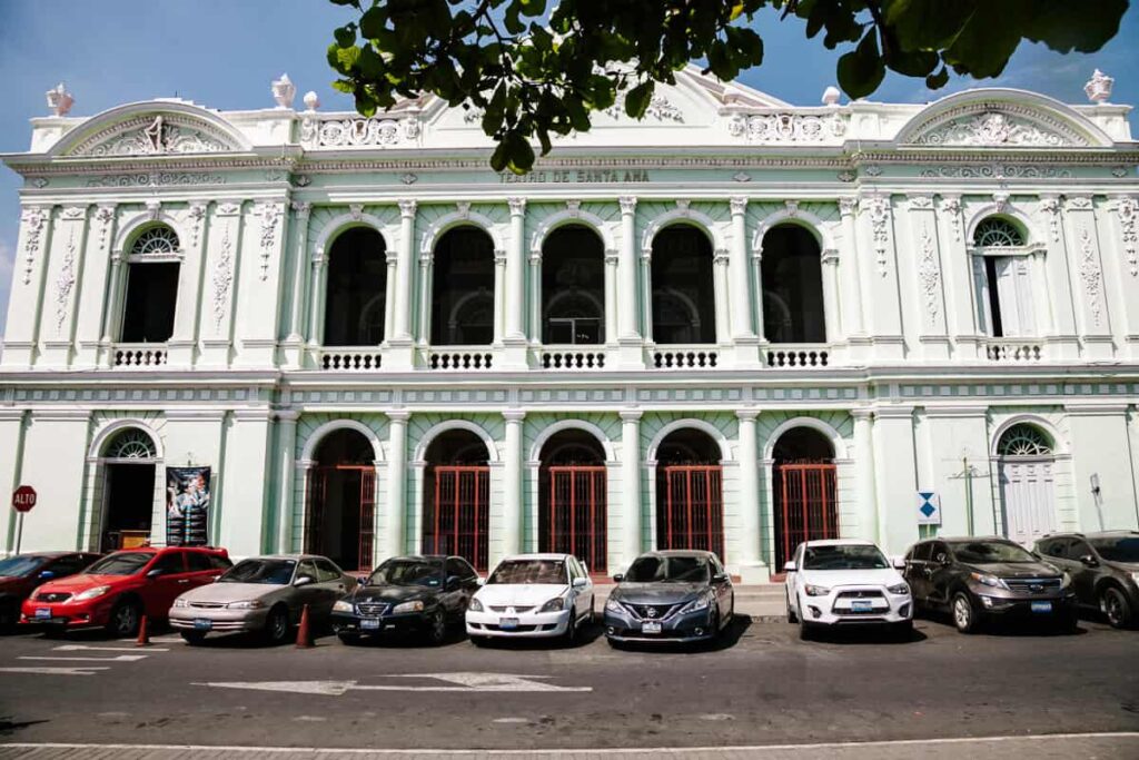 Mooie gebouwen en bezienswaardigheden in Santa Ana in El Salvador zijn het gemeentehuis, de kathedraal en het nationale theater.