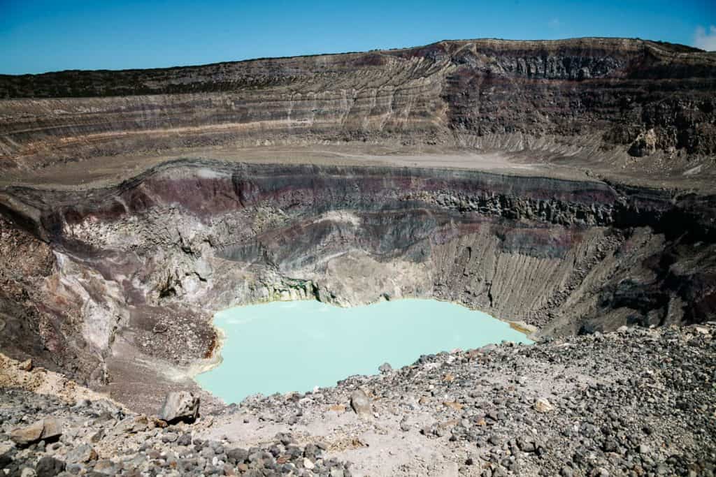 De Sana Ana vulkaan is een van de top bezienswaardigheden in El Salvador. Vanaf de top kijk je zo de krater in wat bestaat uit een prachtig groen kratermeer. 