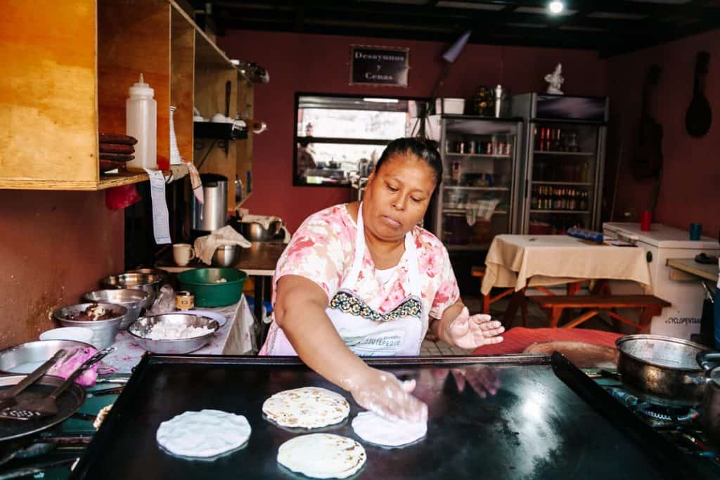 Overal in Suchitoto vind je pupuseria’s en kraampjes op straat die pupusa’s vers voor je klaar maken. 