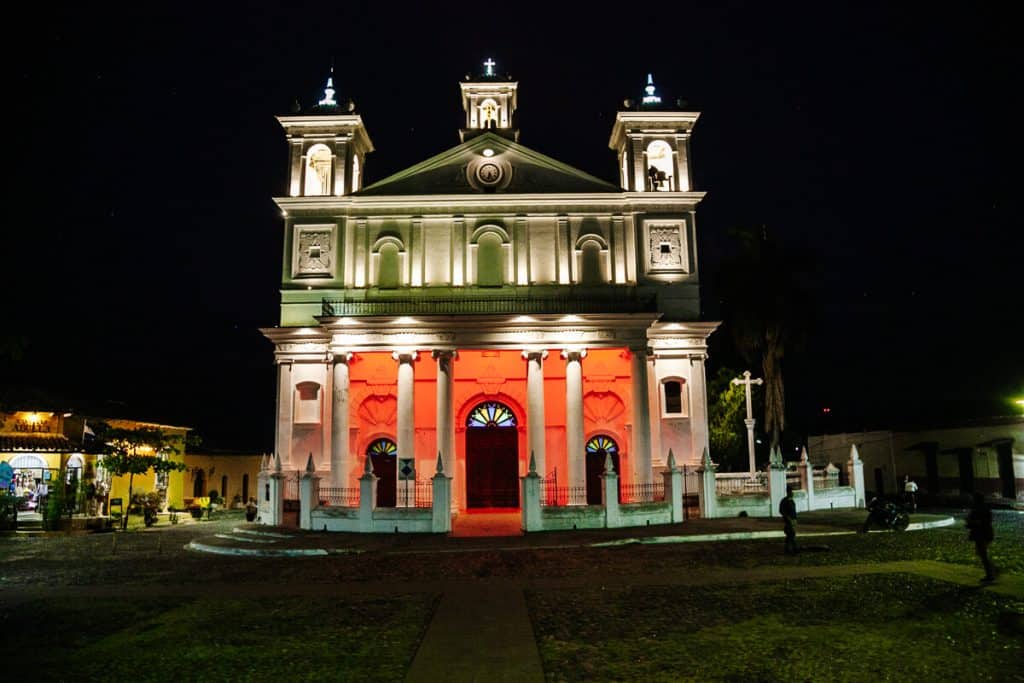 Santa Lucia kerk verlicht in de avond - een van de bezienswaardigheden in Suchitoto in El Salvador.