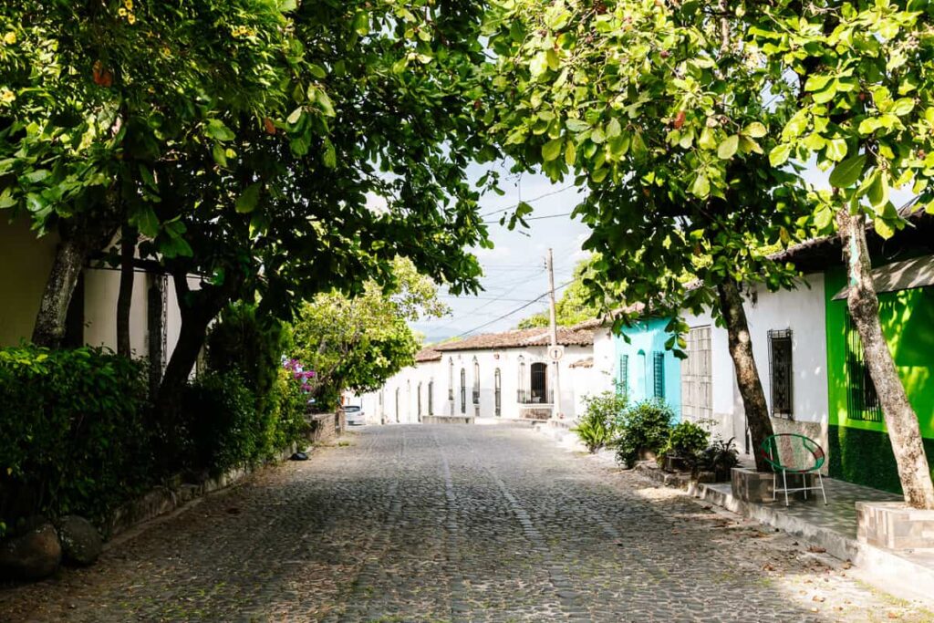 In Suchitoto in El Salvador you want to walk around, take pictures, walk around more and take pictures again. The narrow cobbled streets, the colored houses with their countless flowers are so photogenic that your camera is working overtime.