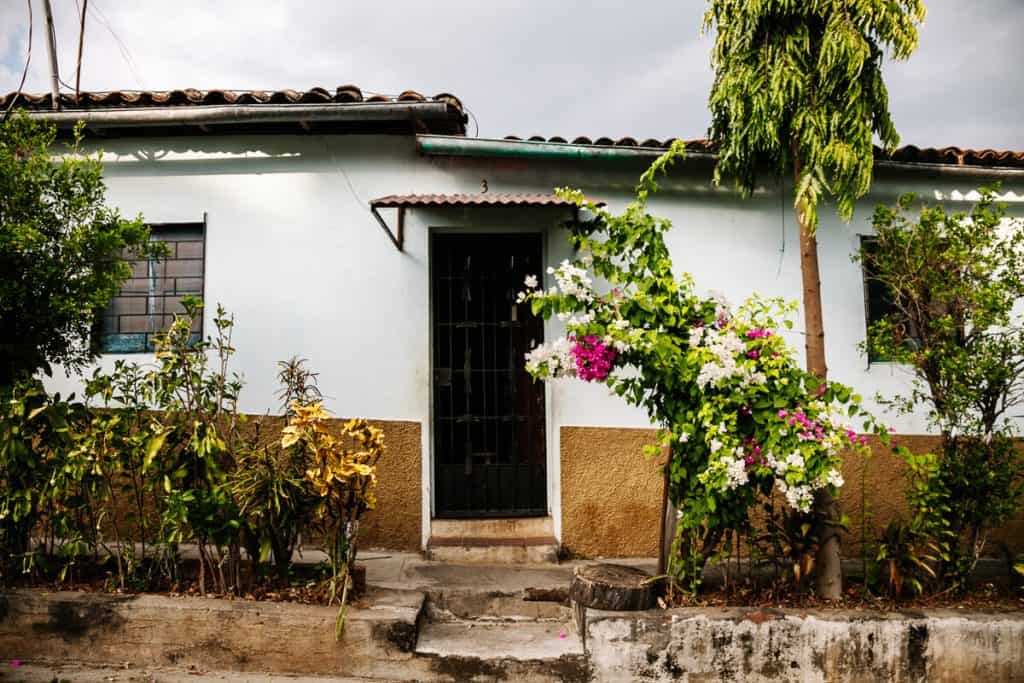 In Suchitoto in El Salvador you want to walk around, take pictures, walk around more and take pictures again. The narrow cobbled streets, the colored houses with their countless flowers are so photogenic that your camera is working overtime.
