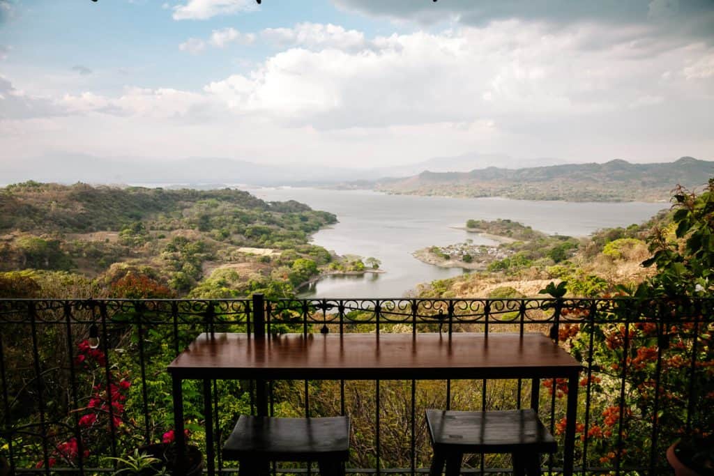 Uitzicht vanaf Casa Clementina op meer van Suchitlán.
