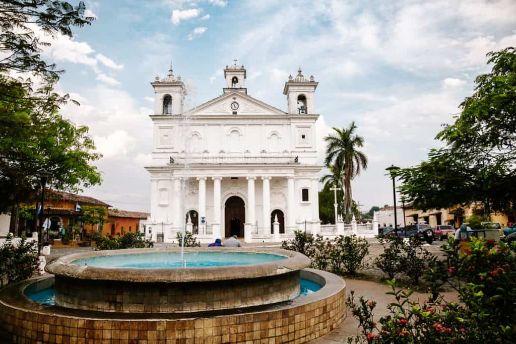 Santa Lucia kerk - een van de bezienswaardigheden in Suchitoto in El Salvador.