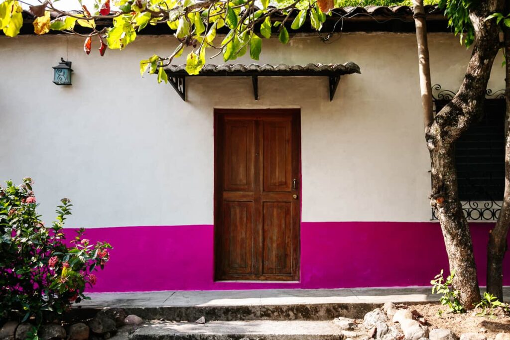 In Suchitoto in El Salvador you want to walk around, take pictures, walk around more and take pictures again. The narrow cobbled streets, the colored houses with their countless flowers are so photogenic that your camera is working overtime.