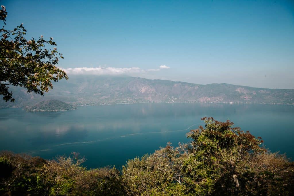 Uitzicht op het Coatepeque meer, een van de bezienswaardigheden rondom Santa Ana in El Salvador.