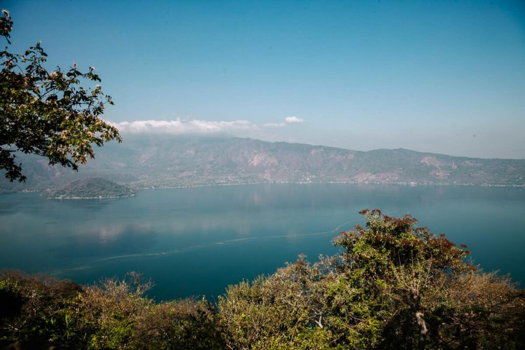 Het meer van Coatepeque is een van de bezienswaardigheden in El Salvador.