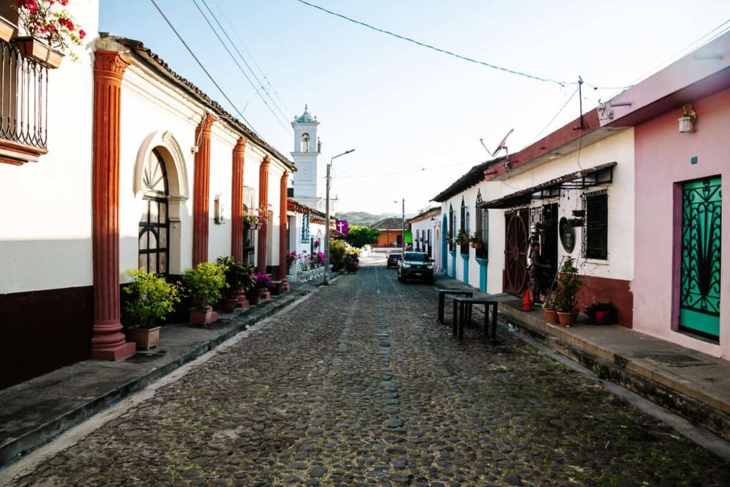 In Suchitoto in El Salvador you want to walk around, take pictures, walk around more and take pictures again. The narrow cobbled streets, the colored houses with their countless flowers are so photogenic that your camera is working overtime.