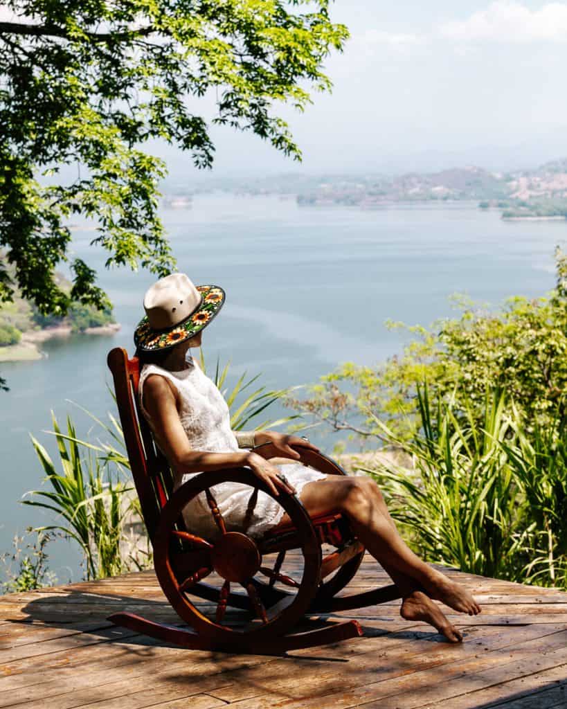 Deborah in schommelstoel bij Casa 1800 Suchitoto met uitzicht op het Suchitlán meer.