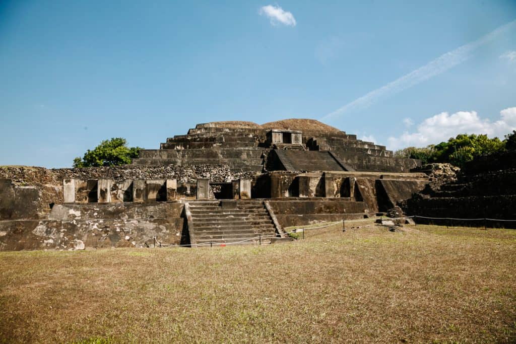 Op nog geen 30 minuten rijden van Santa Ana in El Salvador vind je de belangrijkste Maya ruïne van het land: Tazumal.