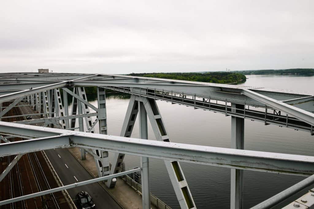 Tijdens een bridgewalking tour loop je op 60 meter hoogte op de top van de Old Little Belt Bridge, die het eiland Funen met Jutland verbindt. 