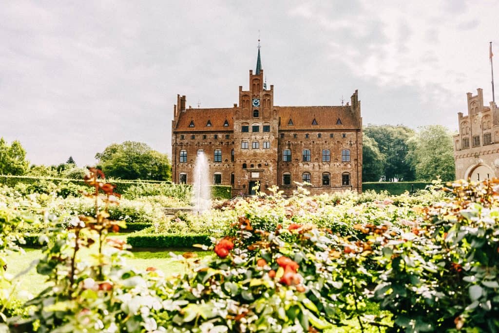 Op het eiland Funen in Denemarken vind je maar liefst 123 kastelen, waaronder het Egeskov Slot, volgens zeggen een van de best bewaarde Renaissance kastelen van Europa. 
