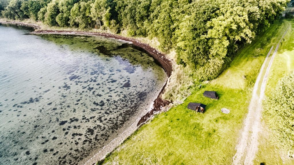 Door heel Denemarken vind je shelters, simpele hutjes, midden in de natuur, waar je in kunt overnachten.