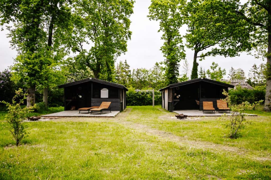 Wil je op luxe wijze kennismaken met het campingleven? Boek dan een overnachting bij Falsled Strand Camping in Funen Denemarken.