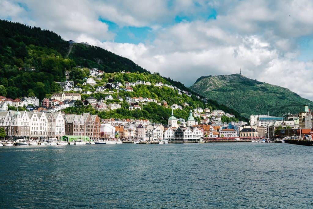 Looking for a good photo spot to take pictures of the old city of Bergen Norway and its things to do? Behind the Holberskaien, on the water, around the parking lot and the Havrommet, you will find a quiet area where it is not full with tourists. 