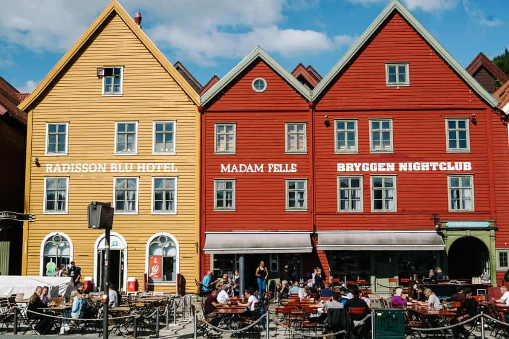 Dat Bergen in Noorwegen vroeger een belangrijke havenstad was, zie je in het oude centrum Bryggen, tevens een van de bezienswaardigheden die op de werelderfgoedlijst van Unesco staat. Je vindt hier de typisch gekleurde handelshuizen, gelegen aan de baai van Vågen in de stad. 