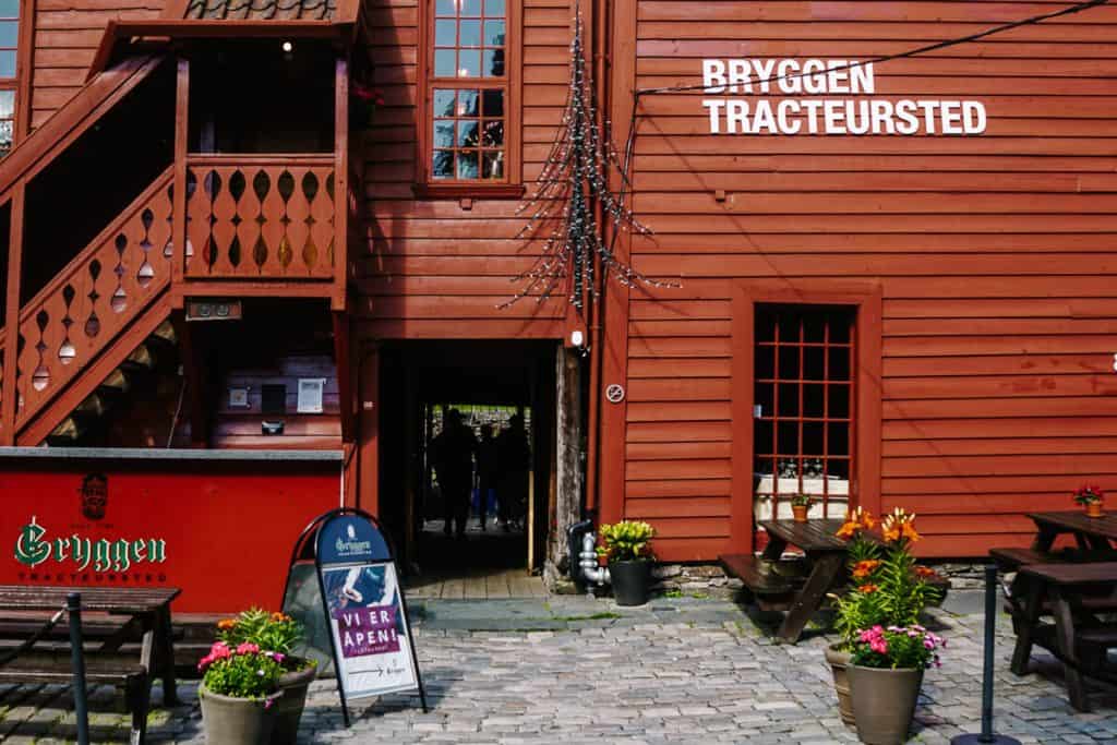 Dat Bergen in Noorwegen vroeger een belangrijke havenstad was, zie je in het oude centrum Bryggen, tevens een van de bezienswaardigheden die op de werelderfgoedlijst van Unesco staat. Je vindt hier de typisch gekleurde handelshuizen, gelegen aan de baai van Vågen in de stad. 