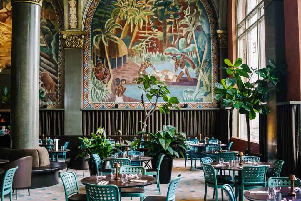 One of the most impressive buildings for a drink or snack is the Frescohallen. Here you will find murals from 1920 by the Norwegian artist Axel Revold, depicting fishing and Bergen's role in it.
