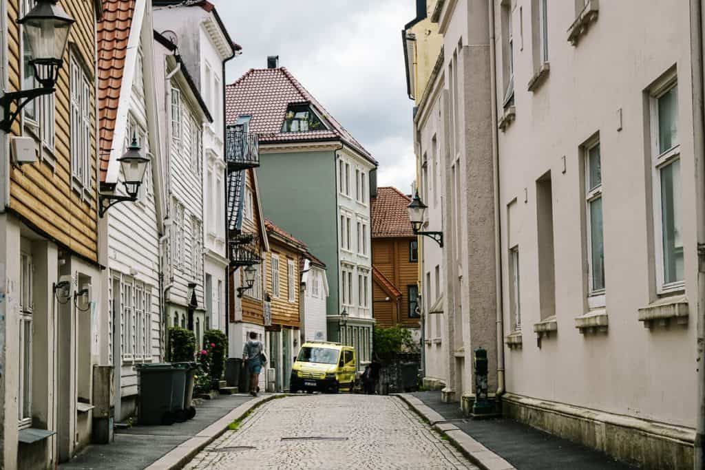 Een leuk deel van de stad in Bergen om te bezoeken is het gebied rondom de Korskirken. Hier vind je straatjes met mooie huizen om te fotograferen.