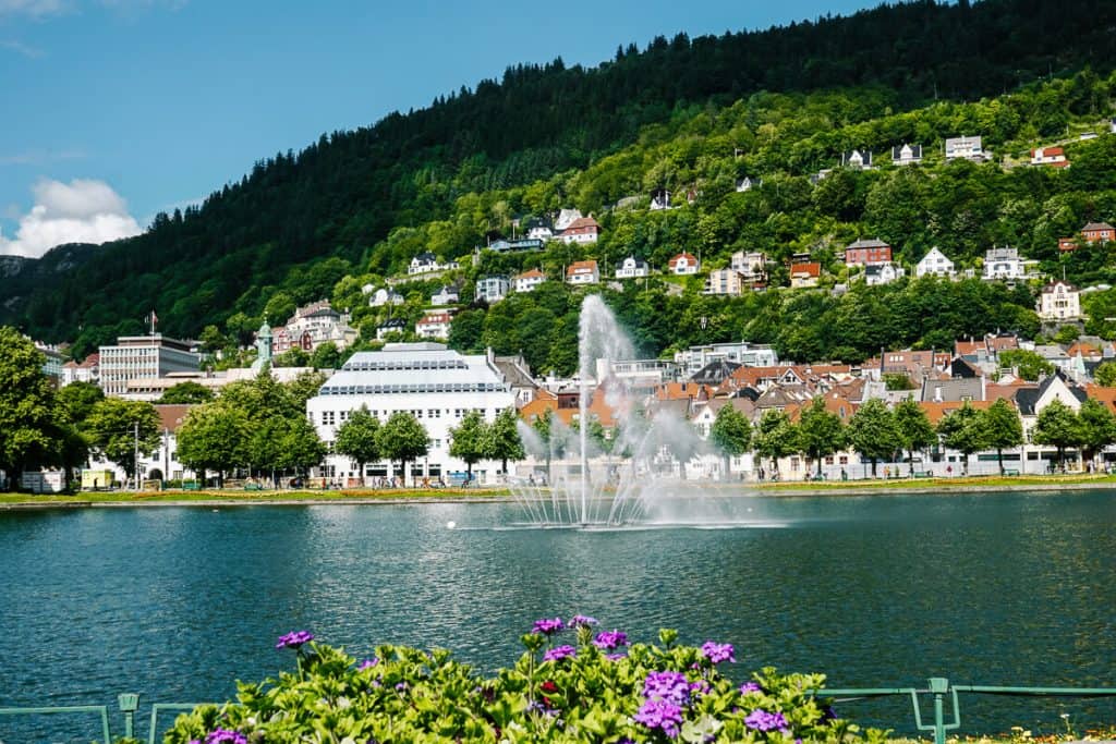The green park Byparken is the central hub of the city Bergen, located on the Lille Lungegårdsvannet lake. 