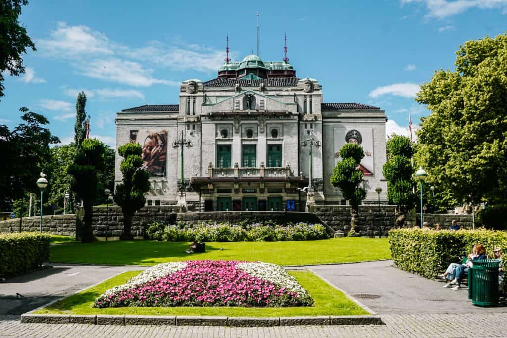 A beautiful building around the Byparken in Bergen is the national theater. It was the Norwegian violinist Ole Bull who had the theater built in 1850 because he felt there was a lack of theaters with good acoustics.