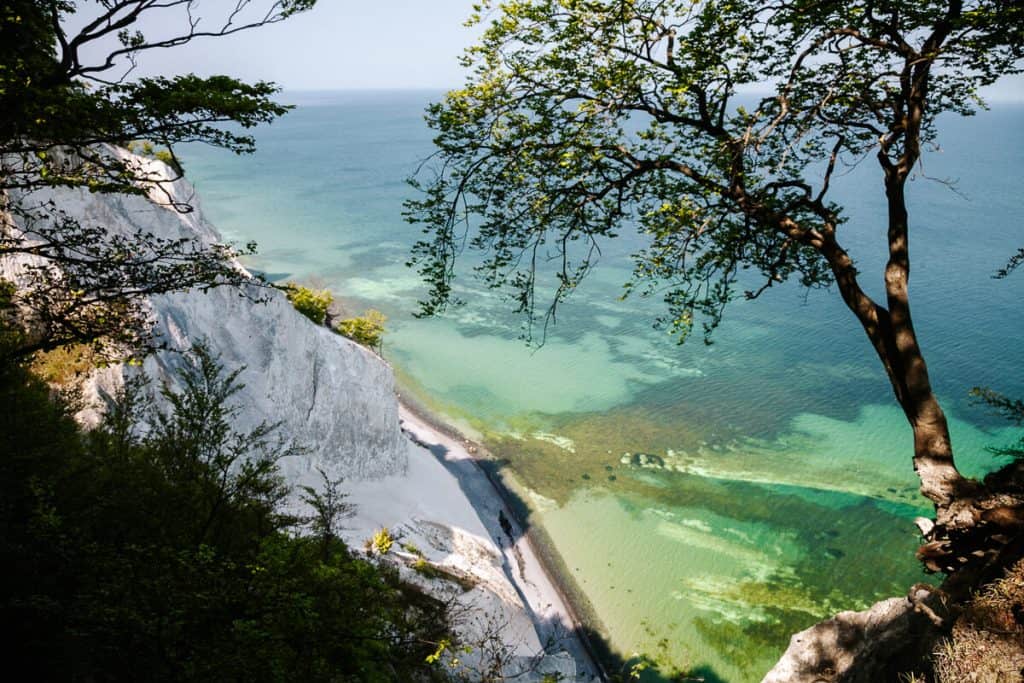 Een van de top bezienswaardigheden in Denemarken is Møns Klint. Deze imposante kliffen, die 70 miljoen jaar geleden gevormd werden, liggen aan de oostkust van het eiland Mon, op anderhalf uur rijden van Kopenhagen