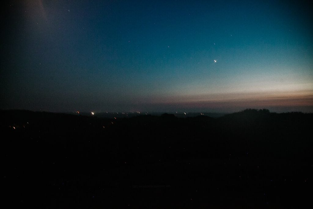 Møns Klint in het zuiden van Denemarken is het eerste Dark Sky Park van Scandinavië, samen met het nabijgelegen Nyord. Op een heldere avond is de kans dan ook groot om de Melkweg, de maan, planeten en vallende sterren voorbij te zien komen.