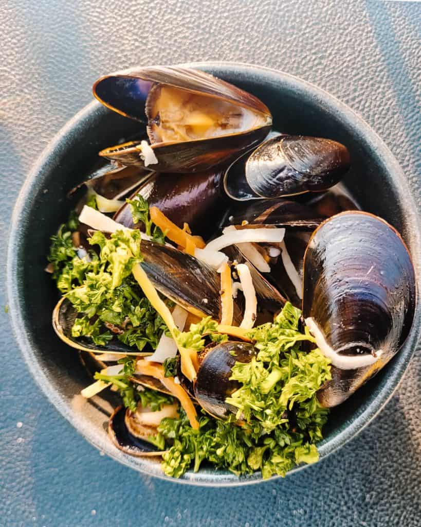 Denen houden van verse en biologische gerechten, en veel restaurants hebben hun eigen moestuin en kas achter hun restaurant. En dat staat er ook nog eens veel vis op het menu!