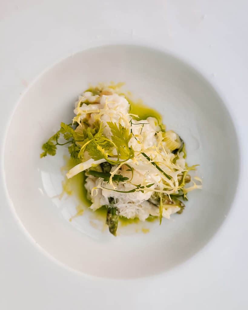 Denen houden van verse en biologische gerechten, en veel restaurants hebben hun eigen moestuin en kas achter hun restaurant. En dat staat er ook nog eens veel vis op het menu!