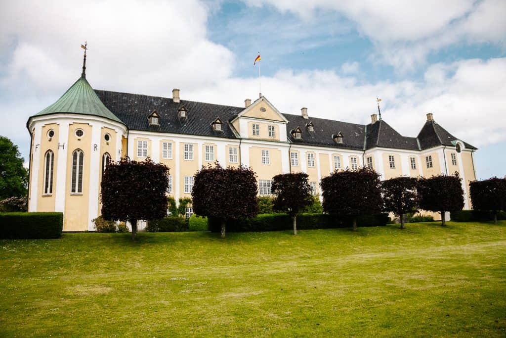 Een van de kastelen die je in Zuid Seeland Denemarken kunt bezoeken is het Gavnø Slot, een mooi rococo kasteel uit de 12e eeuw dat je onderdompelt in de geschiedenis van de voormalige bewoners
