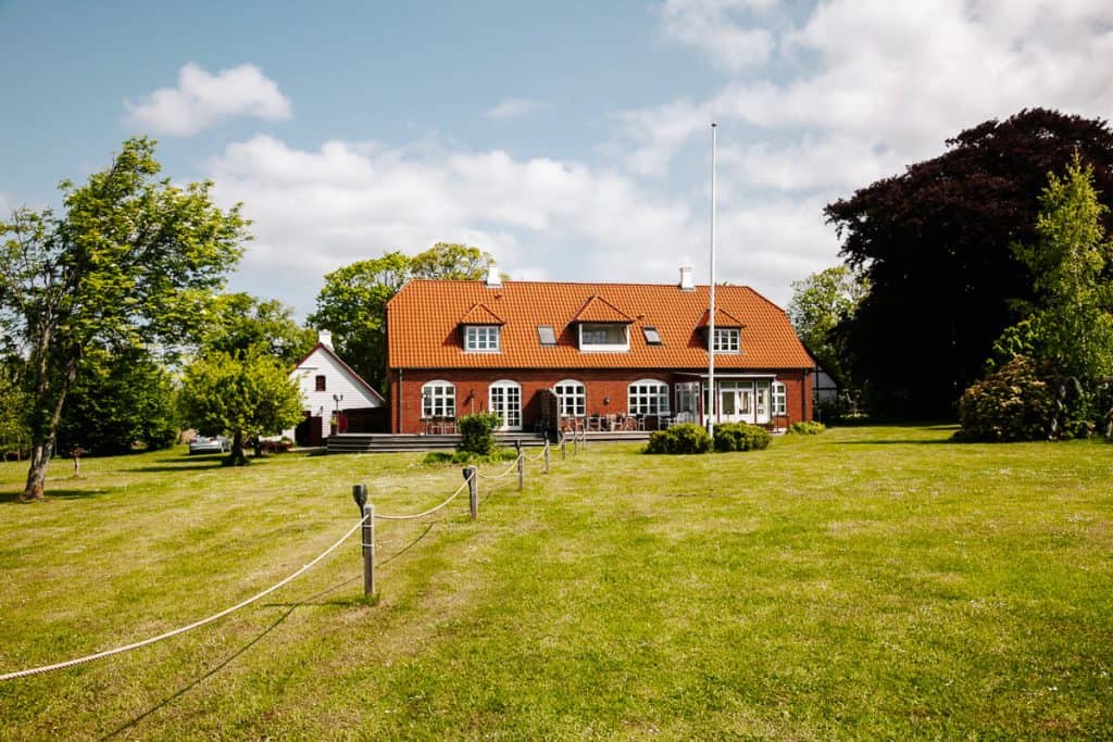 Jungshoved Præstegaard is een landhuis waar je kunt overnachten, gelegen in Præstø, in het oosten van Seeland in Denemarken.