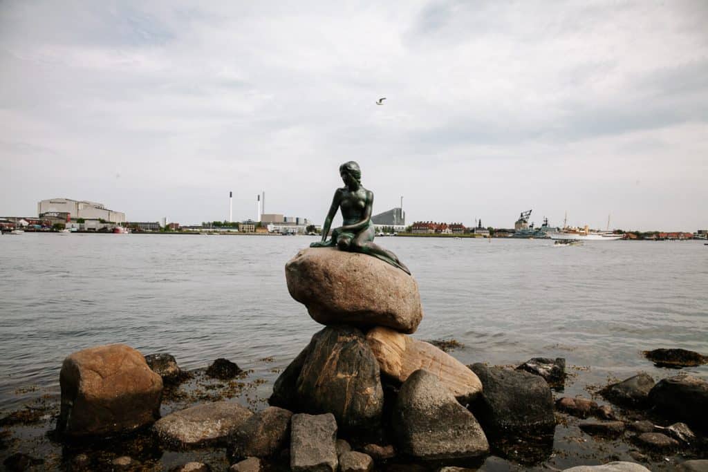 In Kopenhagen vind je het beroemde Den lille Havfrue, de kleine Zeemermin, mooi gelegen aan het water, een van de bezienswaardigheden in Denemarken die je dan ook niet mag missen.