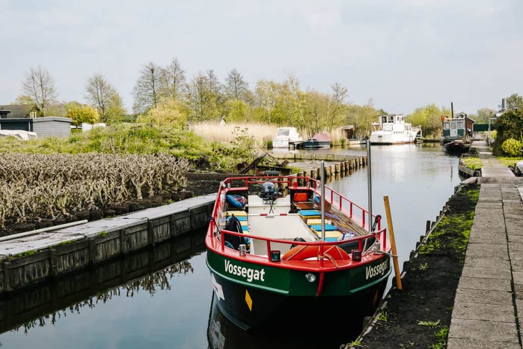 Een van de leukste activiteiten om te doen in Aalsmeer op een mooie dag is een rondvaart maken op de Westeinder plassen, het grootste zoetwatermeer rondom Amsterdam.