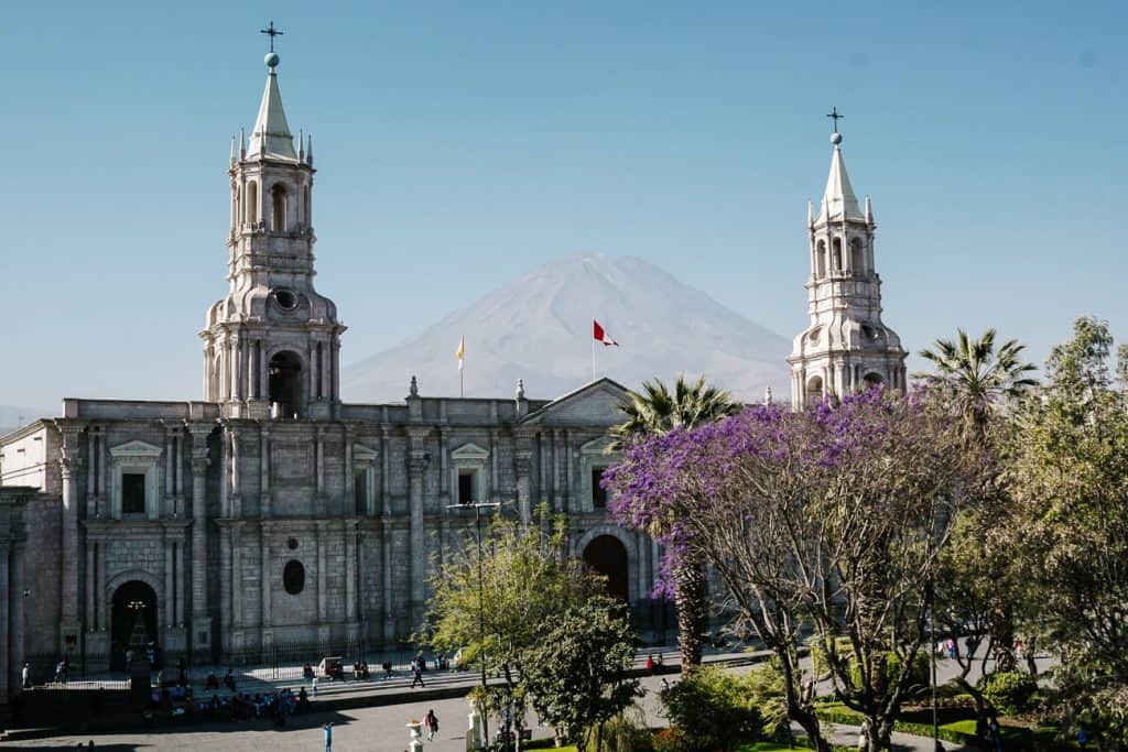 De Plaza de Armas is het centrale middelpunt en een van de bezienswaardigheden van Arequipa Peru vanwege de imposante kathedraal, met op de achtergrond de besneeuwde vulkaantoppen. 