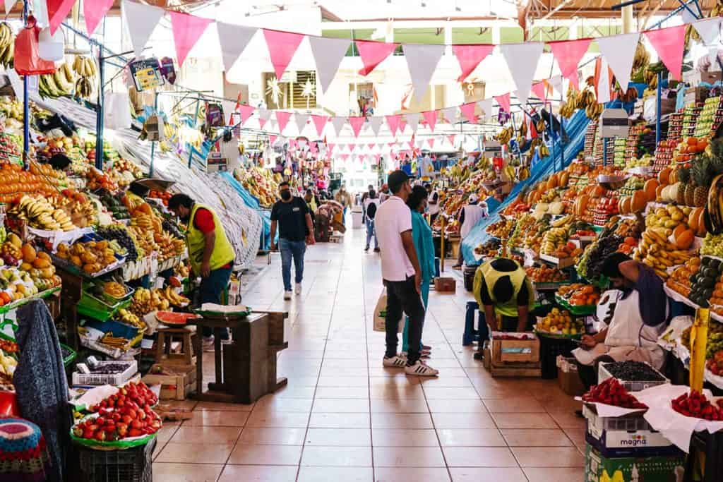 Dat Arequipa rijk is aan talloze groenten en fruit is te zien op de lokale markt. Mercado San Camilo is een feest voor het oog en een van de bezienswaardigheden die je niet mag missen in Arequipa Peru. 