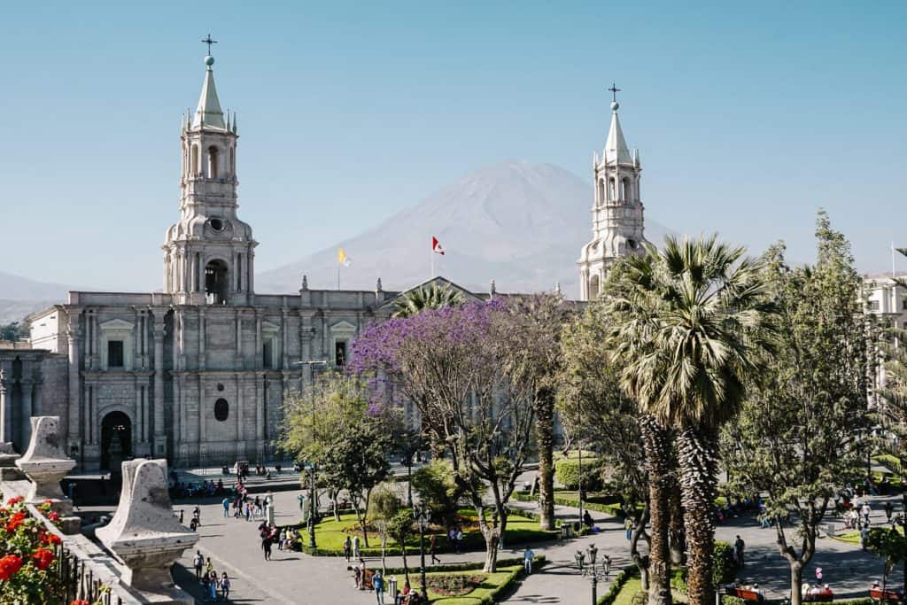 Arequipa is de tweede stad van Peru. En een prachtige! De bijnaam Ciudad Blanca, de witte stad, is niet voor niets. De stad staat vol met mooie koloniale gebouwen en bijna overal zie je de bijna 6000 meter hoge Misti vulkaan boven de stad uitsteken.