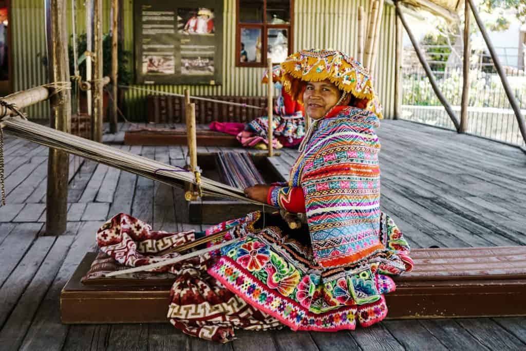 Een leuk concept van de winkelketen Sol Alpaca, bekend om haar kwalitatieve kleding van alpacawol, is Mundo Alpaca in Arequipa Peru. In dit museum, gelegen in een mooie villa met tuin, aan de rand van het koloniale centrum, leer je alles over de Alpaca en zijn wol. 