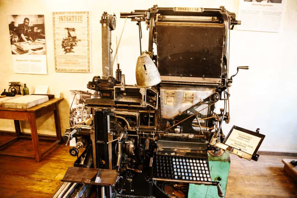 In het Gutenberg museum staan oude drukmachines die je in verschillende stappen je eigen ansichtkaart uit 1836 laten drukken, inclusief een Kutna Hora Tsjechië zegel.