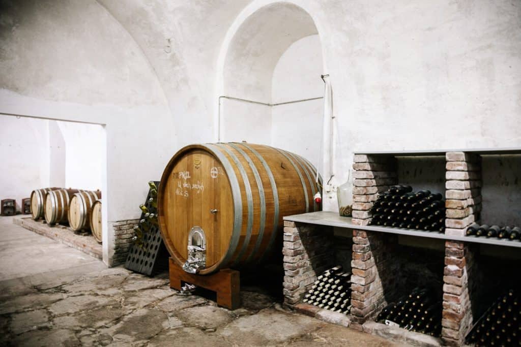 Kutna Hora is known for its wine production, a tradition that goes back to the Middle Ages. There are several vineyards where mainly white grape varieties are grown, such as Riesling, Grüner Veltliner, Müller-Thurgau and Silvaner. 