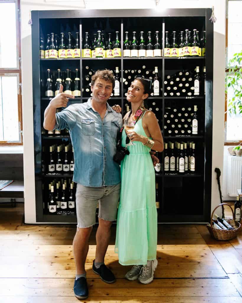 Deborah en eigenaar Lukas in wijnwinkel en proeflokaal Vinné Sklepy Kutna Hora.