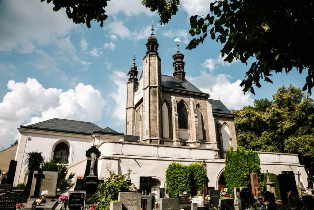 Het Ossuarium van Sedlec (Kostnice Sedlec) is een kapel die deel uitmaakt van het Kerkhof van Allerheiligen. Hier vind je meer dan 60.000 menselijke botten en schedels, die gebruikt zijn in kroonluchters, beelden, altaren en andere decoraties.